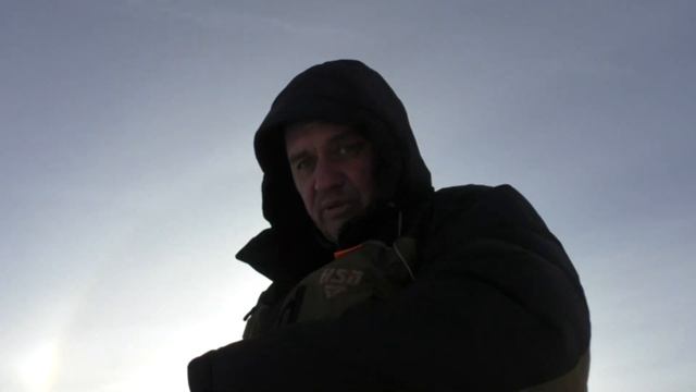 Зимняя рыбалка в январе. Ловля на безмотылку в затоне реки