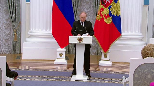 В Екатерининском зале Кремля Владимир Путин вручает высшие государственные награды РФ.