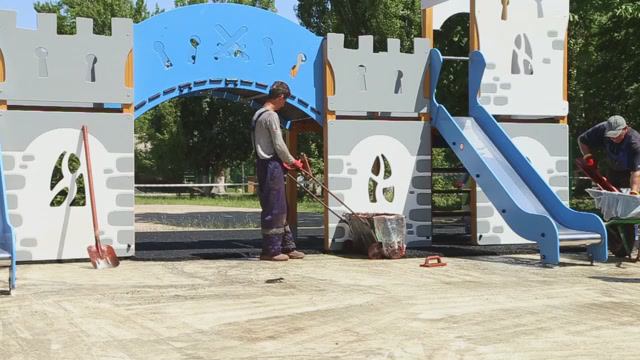 Сахалинская область завершает установку детской площадки в Шахтерских яслях-саду