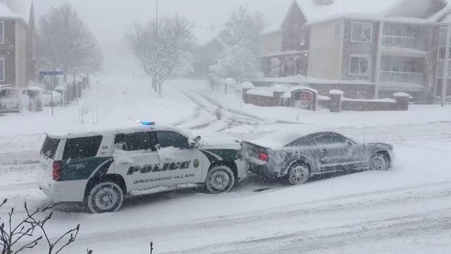 Denver Cop Helping Ford Mustang in A Snow Storm !!