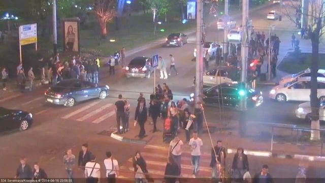 Краснодар: мужчина толкнул женщину под мотоцикл на ул Красной