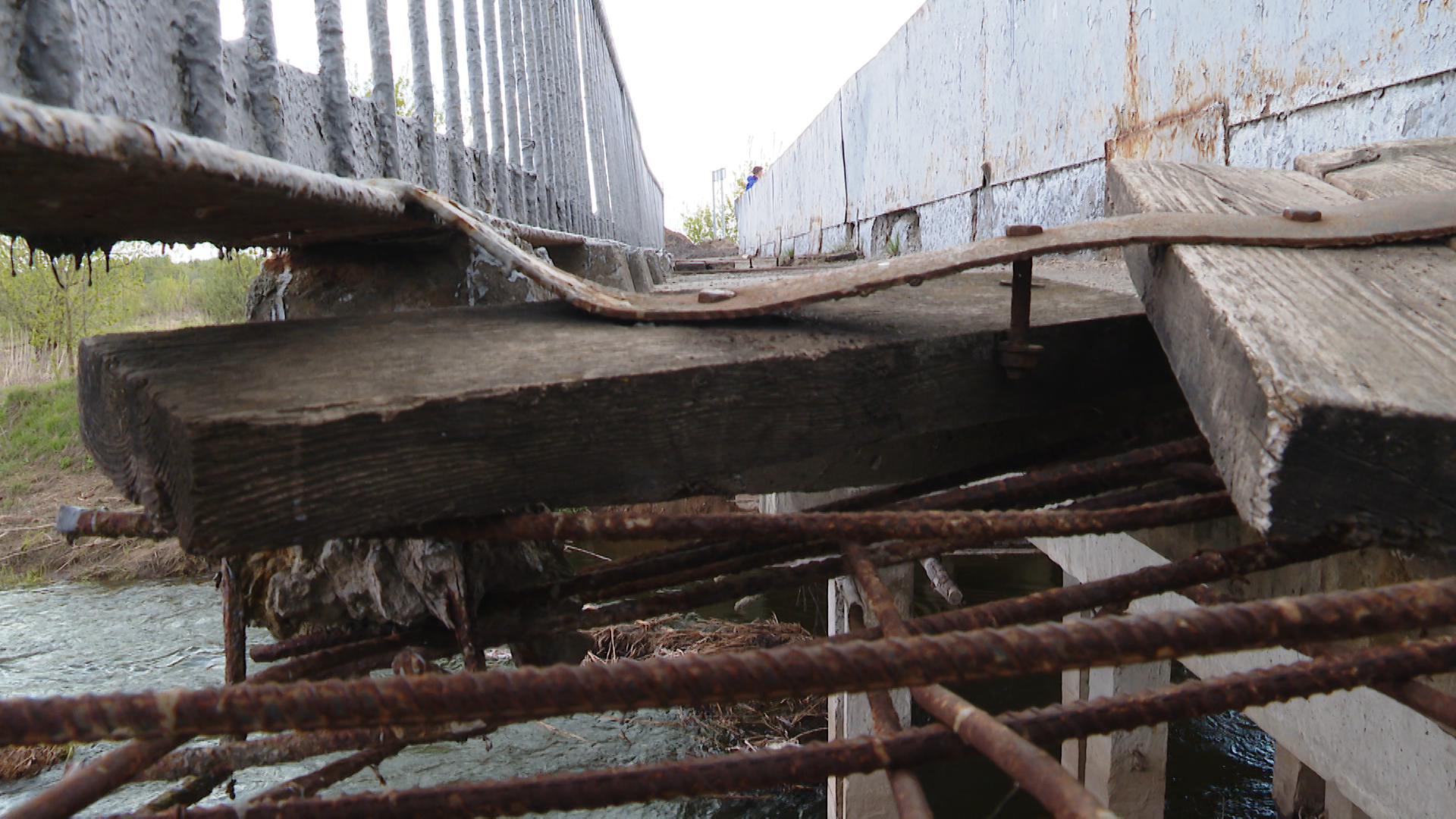 В селе Белогостицы Ростовского района разрушается мост через речку Вёкса