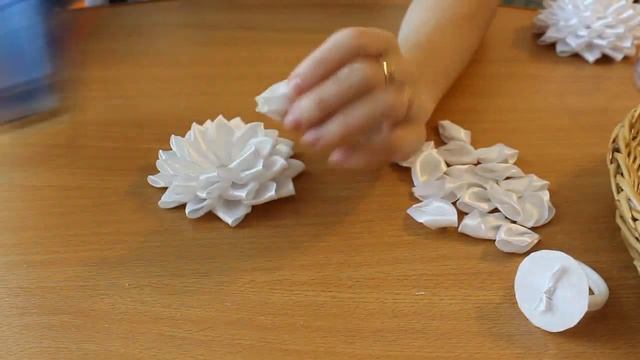 МК БЕЛЫХ ПЫШНЫХ цветов на резинке