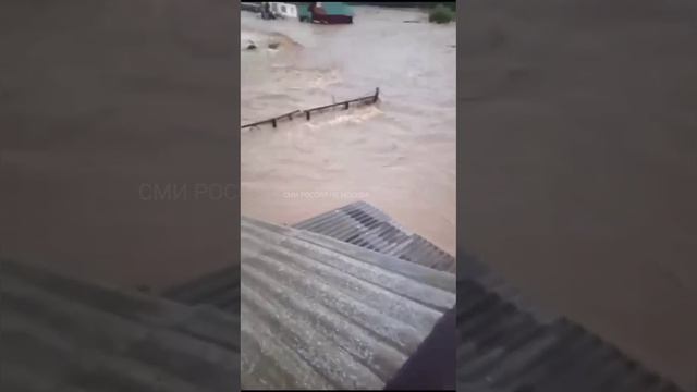 В Карабаше Челябинской области прорвало дамбу водохранилища. Жители спасаются на крыше домов.