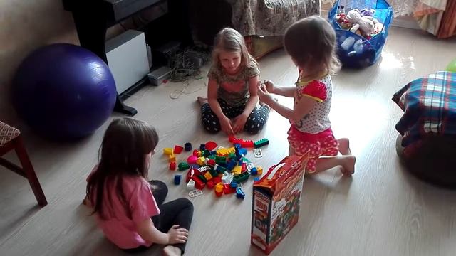 Конструктор Кроха. Дочка с подружками на даче.