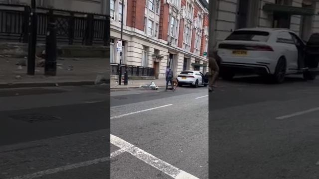 Типичный сегодняшний Лондон: средь бела дня мигранты спокойно грабят двух человек с применением силы