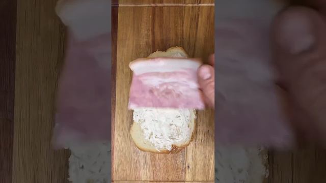 Сэндвич с сыром и ветчиной