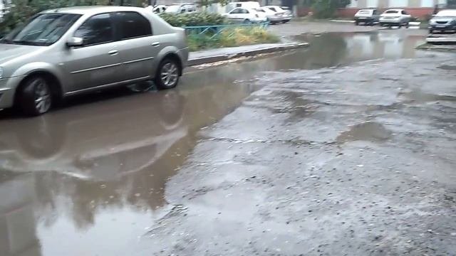 Двор Саратова затопило - пройти к подъезду невозможно!