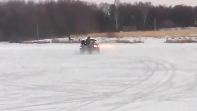 Квадроцикол дрифтует