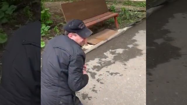 Город Владимир. Пьяный мужчина ползет домой. Автор весело рассказывал сыну, что дядя устал.
