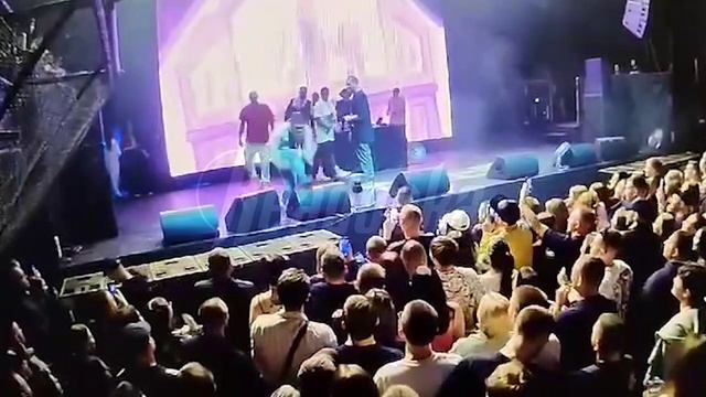 В Екатеринбурге на рэп-концерте неадекват сделал сальто прямо со сцены и приземлился на фаната