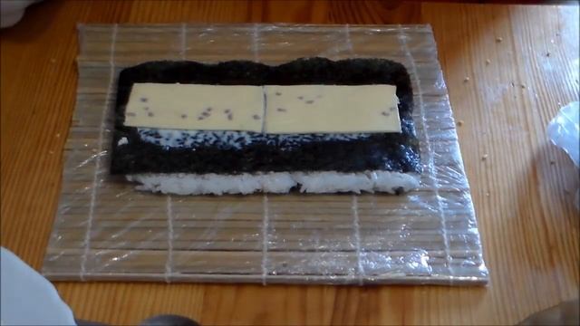 Калифорнийский ролл с кунжутом, огурцом и лососем. Простой рецепт дома.