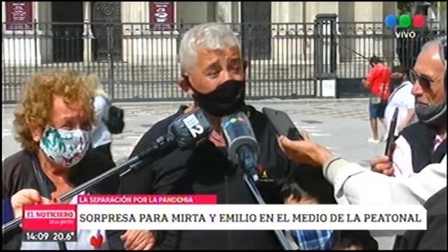 Sorpresa para Mirta y Emiliano en el medio de la peatonal