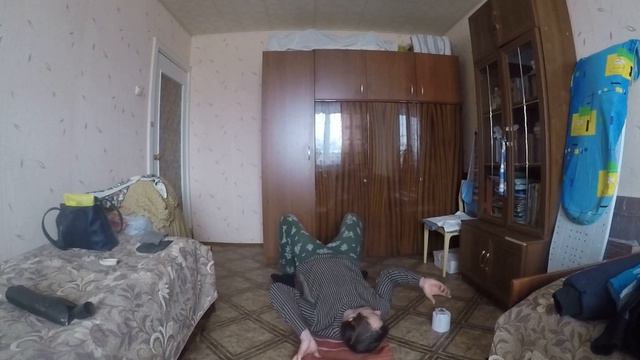 Рву карты и мягкую бумагу стоя на борцовском  мосту.