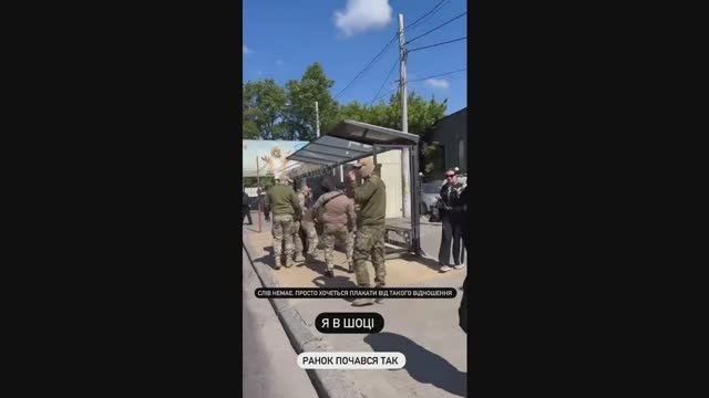 Одесса. Сотрудники ТЦК избивают мужика и выволакивают из автобуса. Чуть не избили и девушку
