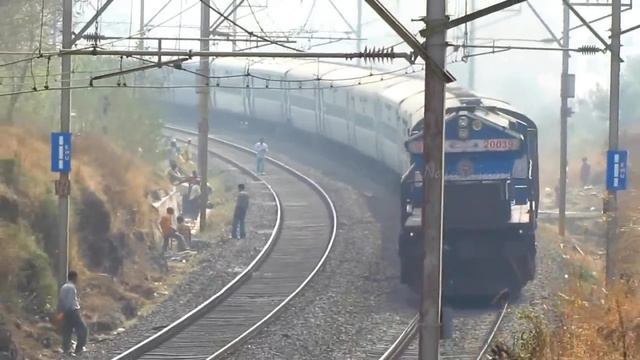 Индийский поезд с сиреной из-за поворота