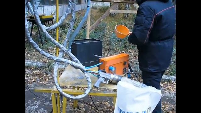 Газопламеннное напыление краски. 1 этап. Насыпаем краску Ротопол 2764  в камеру