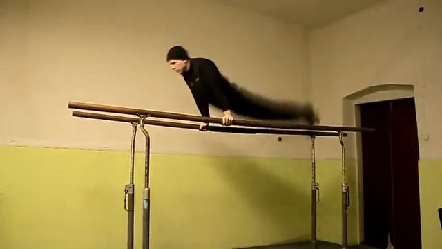 Доступные элементы на брусьях, круги двумя