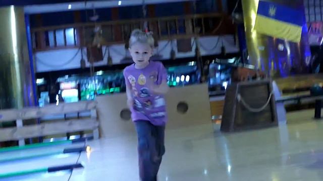 First Time Bowling Fun Первый раз в Боулинге