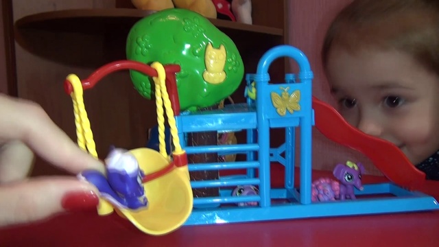 Звери из маленького зоомагазина играют на детской площадке | VLOG | Pet shop toys