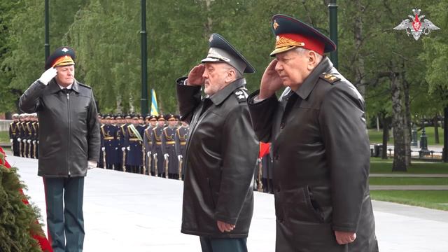 🥀  Члены коллегии Минобороны России возложили венки и цветы к Могиле Неизвестного Солдата у Кремлев