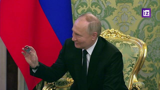 Владимир Путин помог королю Бахрейна надеть наушник в ходе переговоров в Кремле