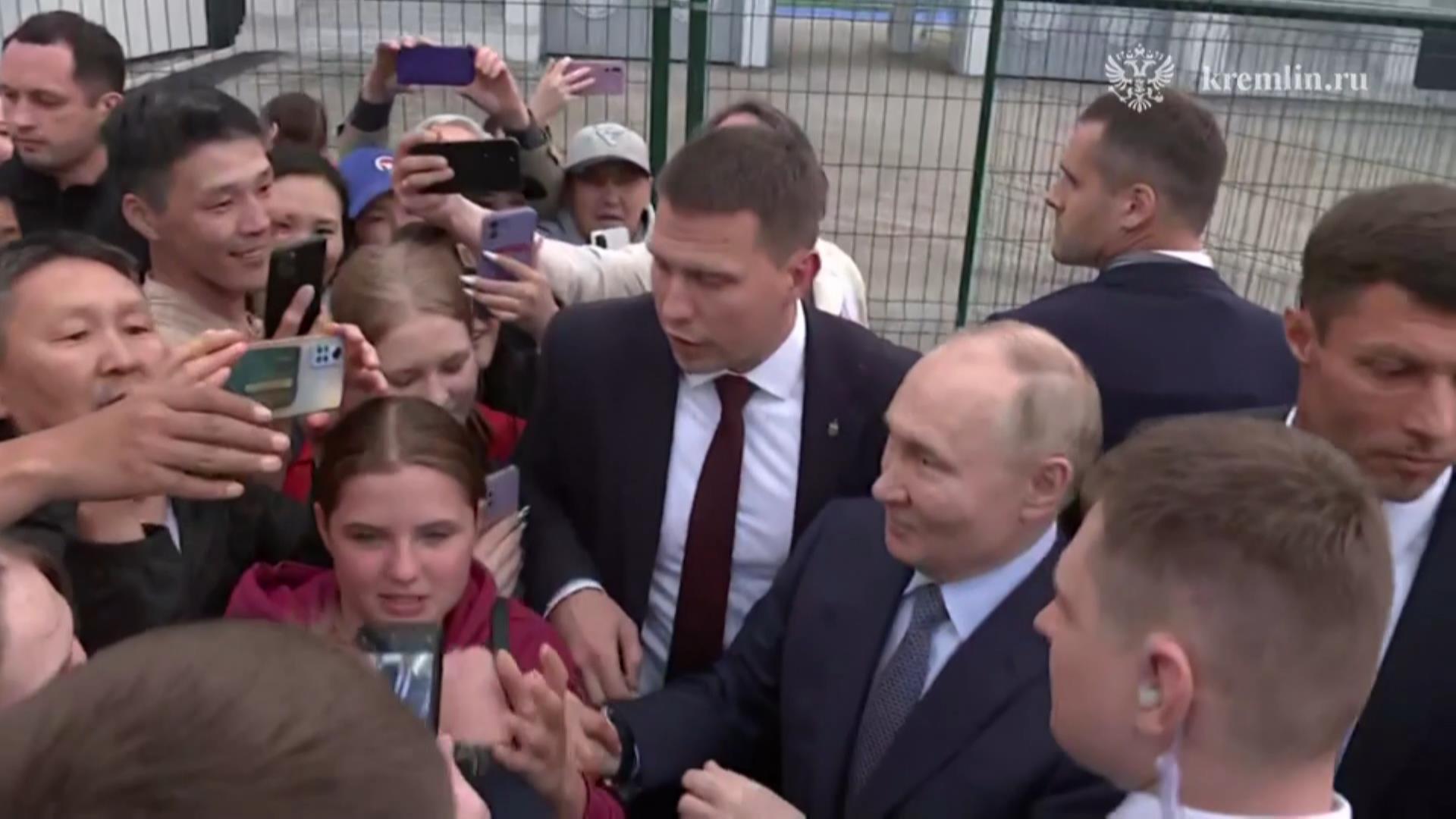 Владимир Путин остановил кортеж и пообщался с жителями Якутска