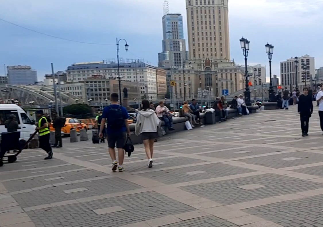 Площадь ДВУХ Вокзалов, между Ярославским и Ленинградским в Москве, это не Комсомольская трёх,