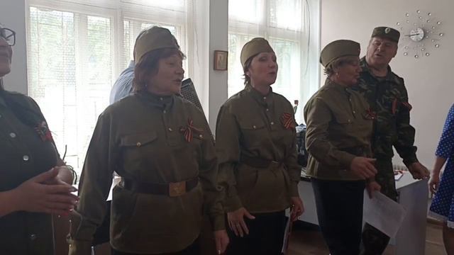 В преддверии Дня Победы  работники МКУК ДК "Россия" провели акцию "Поём вместе всем двором"