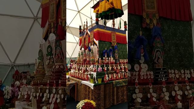 Освящение мандалы и установление границ. Ваджачарья Оргьен Тобгьял Ринпоче  и 33 монаха из Биры