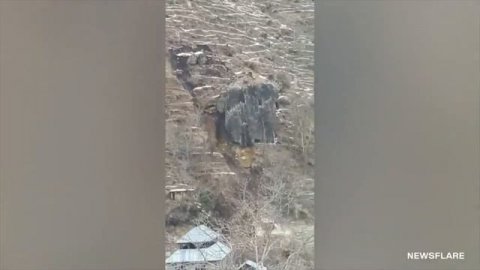 Сильный Оползень Обрушился на Город!