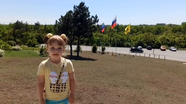 "Мир важней всего на свете!", Читает: Еланская Дарья, 3 года