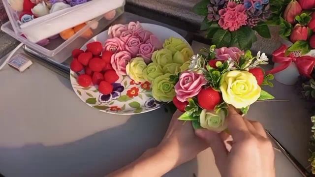 Собираю букет из мыльных роз и клубники. Мыльная флористика.