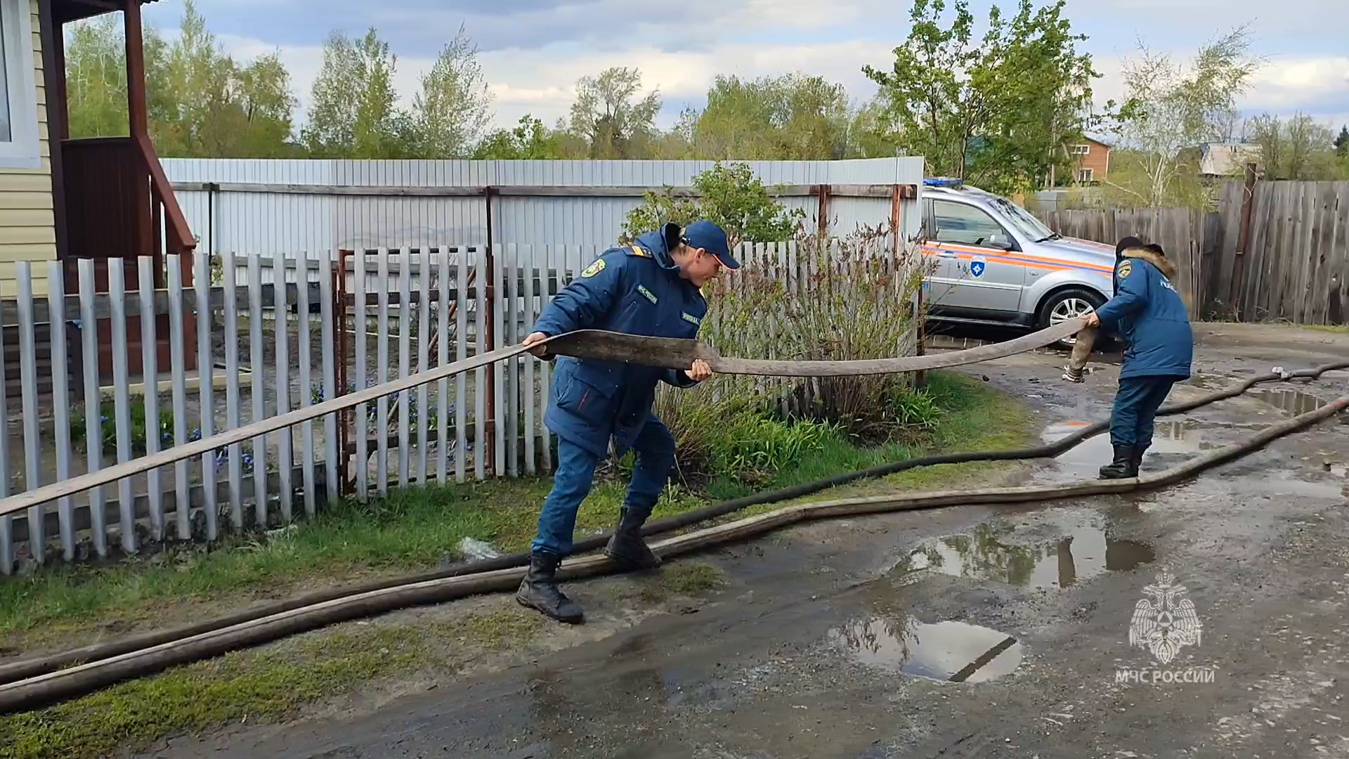 Сотрудники МЧС России продолжают работы по ликвидации последствий паводка в регионе.