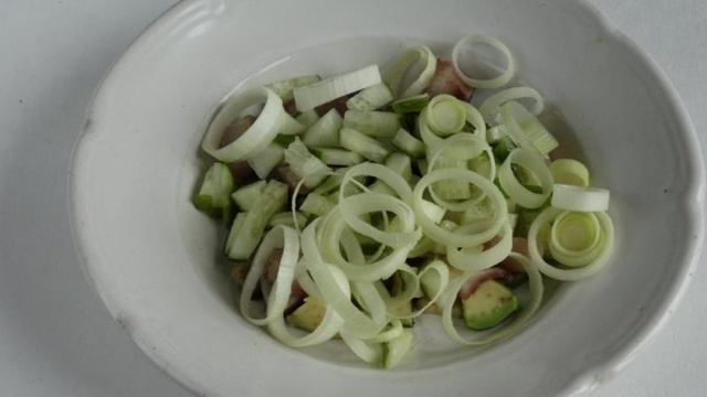 Салат с сельдью и авокадо