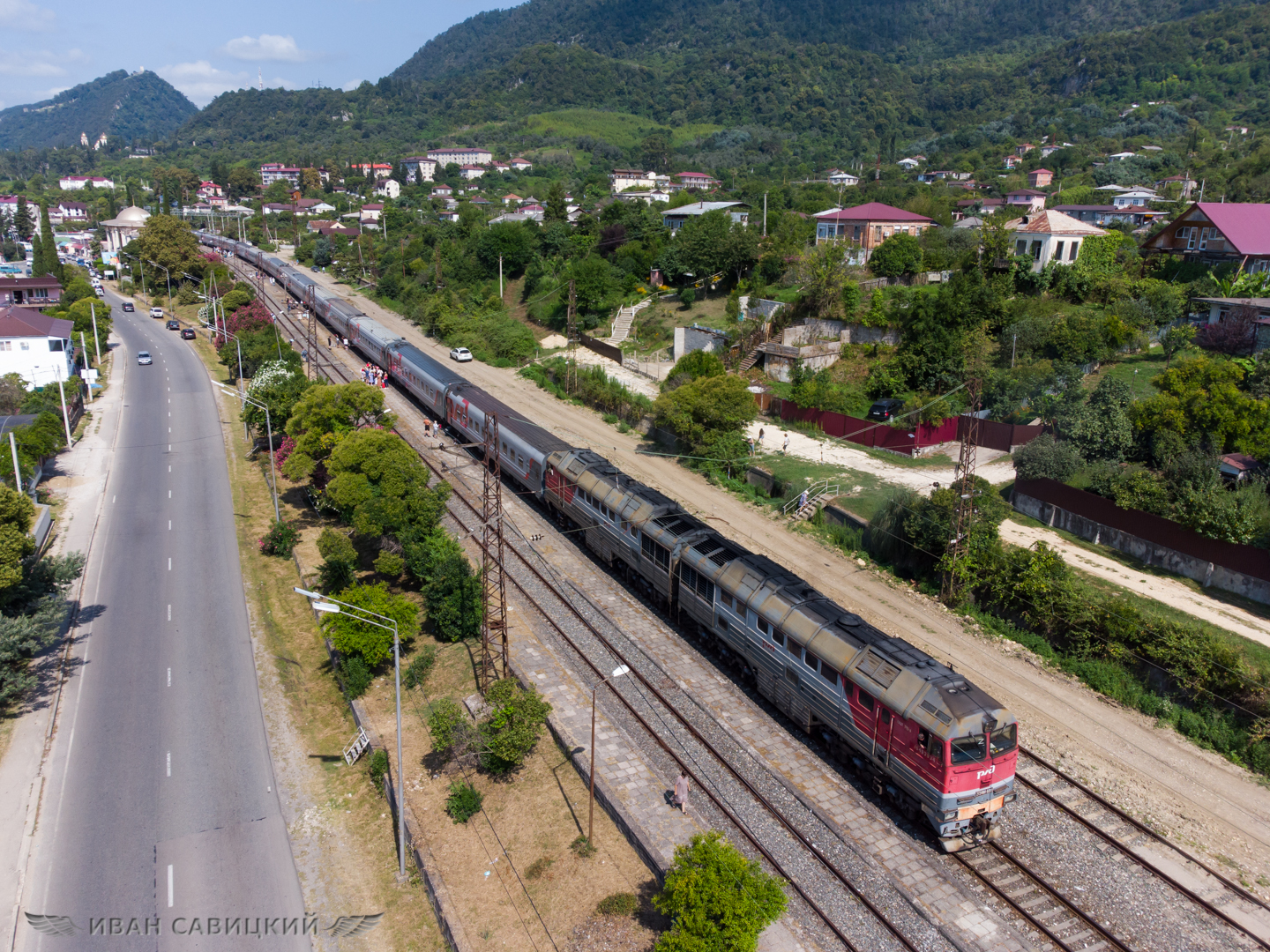 Прибытие поезда с тепловозом 2ТЭ116У на станцию Новый Афон в Абхазии