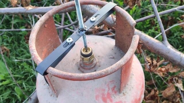 Как спустить газ с пропанового баллона когда нет вентиля.