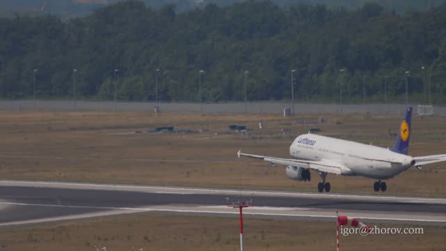 Эйрбас А321 авиакомпании Люфтганза приземляется в аэропорту Франкфурта-на-Майне.
