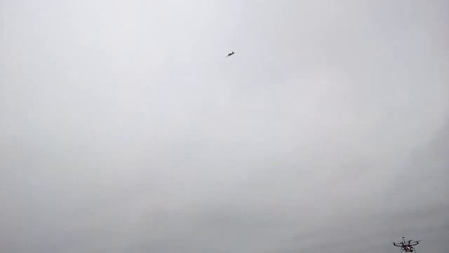 полет радиоуправляемого самолета