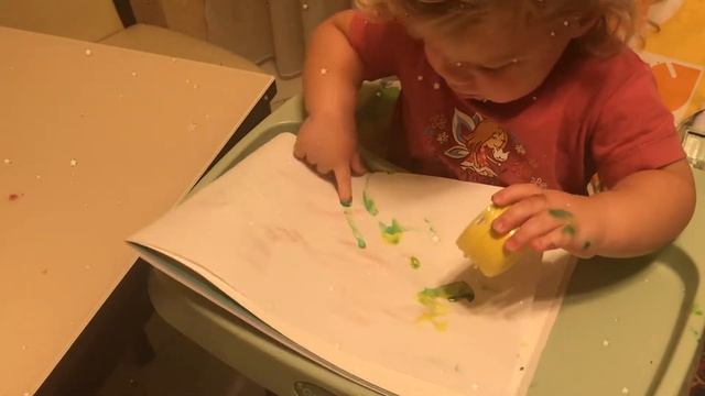 Озорные близнецы рисуют красками с мамой  Naughty twins paint with their mommy