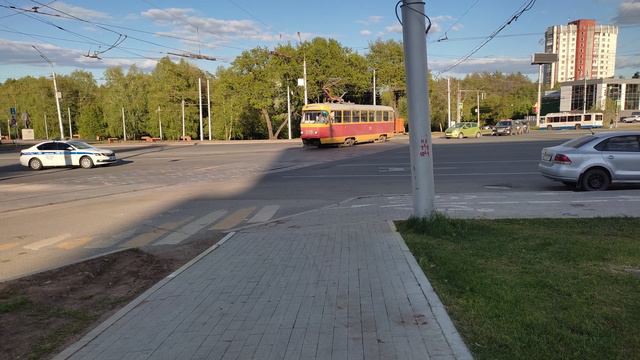 просто старый ( ретро) черниковский трамвай заехал в депо домой. вечером 13 мая 2024