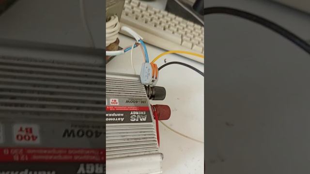 Инвертор и другие компоненты самодельной ГЭС.