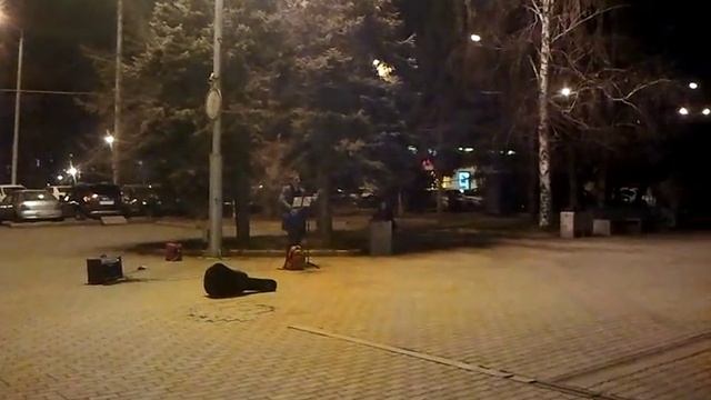 Уличный музыкант на Театральной площади
