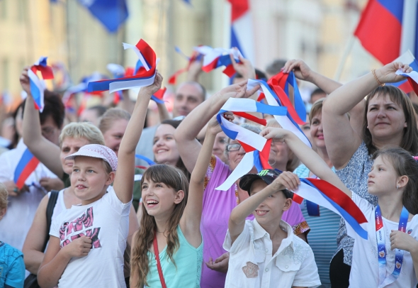 День России - патриотический праздник, необходимый для сплочения страны в трудное время