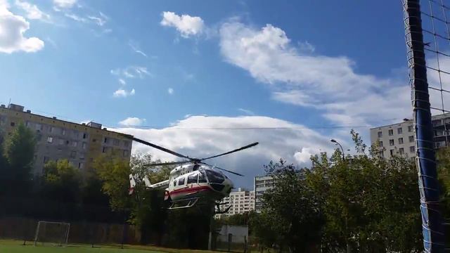 Вертолёт МЧС взлетает со стадиона