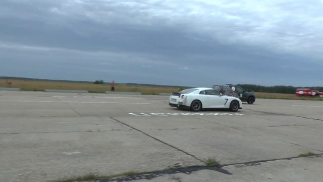 ниссан GTR против SRT