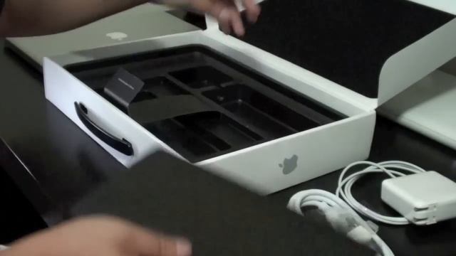 2011 MacBook Pro 15" Hi-res Antiglare 2.3Ghz i7 AMD 6750 unboxing
