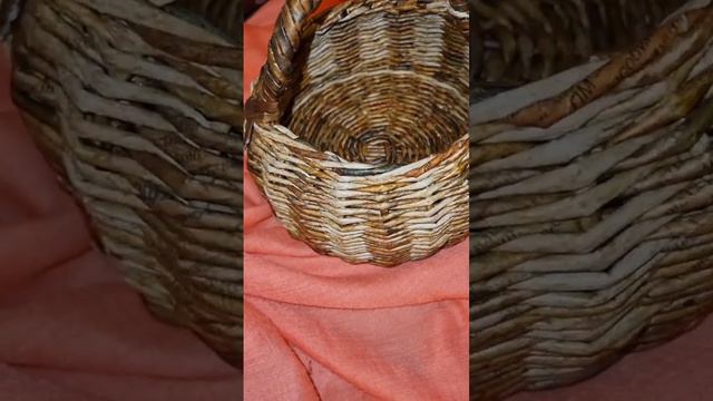 Корзинка из бумажной лозы.