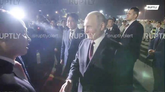 🇻🇳🇷🇺Владимир Путин прилетел в Ханой Президент России в пятый раз посещает Вьетнам.