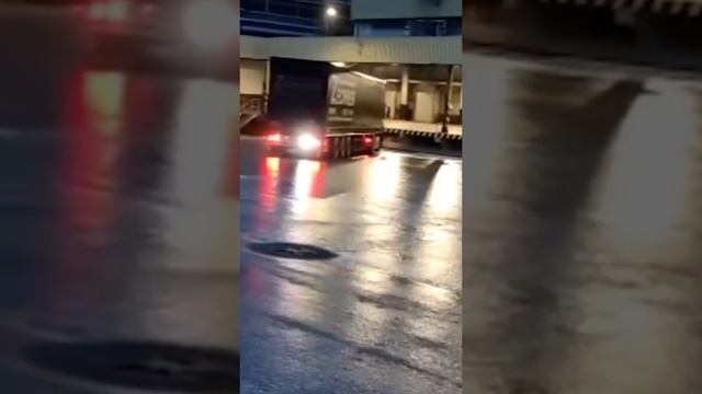 На загрузке никто никогда не сыпет песком, а грузится надо